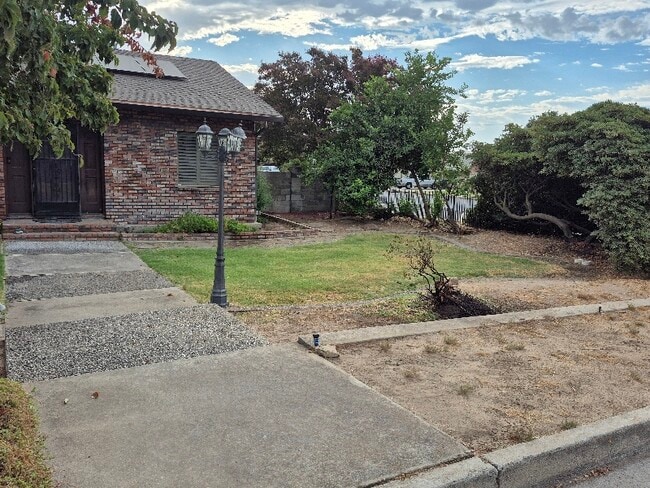 6946 3rd St in Riverbank, CA - Building Photo - Building Photo