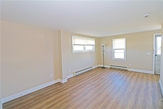 16 Race St-Unit -2 in Middletown, RI - Foto de edificio - Building Photo