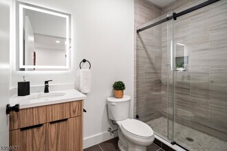 310 W Jersey St in Elizabeth, NJ - Building Photo - Building Photo