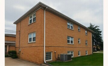 1215 Westchester Blvd, Unit 2 in Westchester, IL - Building Photo - Building Photo