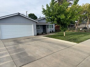 1722 W Merritt Ave in Tulare, CA - Building Photo - Building Photo