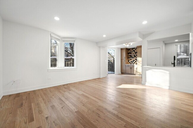 2069 N Larrabee St in Chicago, IL - Building Photo - Building Photo