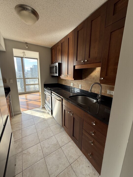 10 E Ontario St, Unit 4402 in Chicago, IL - Building Photo