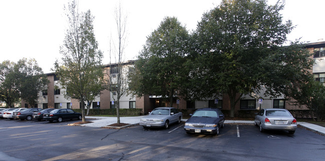 Indian Run Village in Wakefield, RI - Foto de edificio - Building Photo