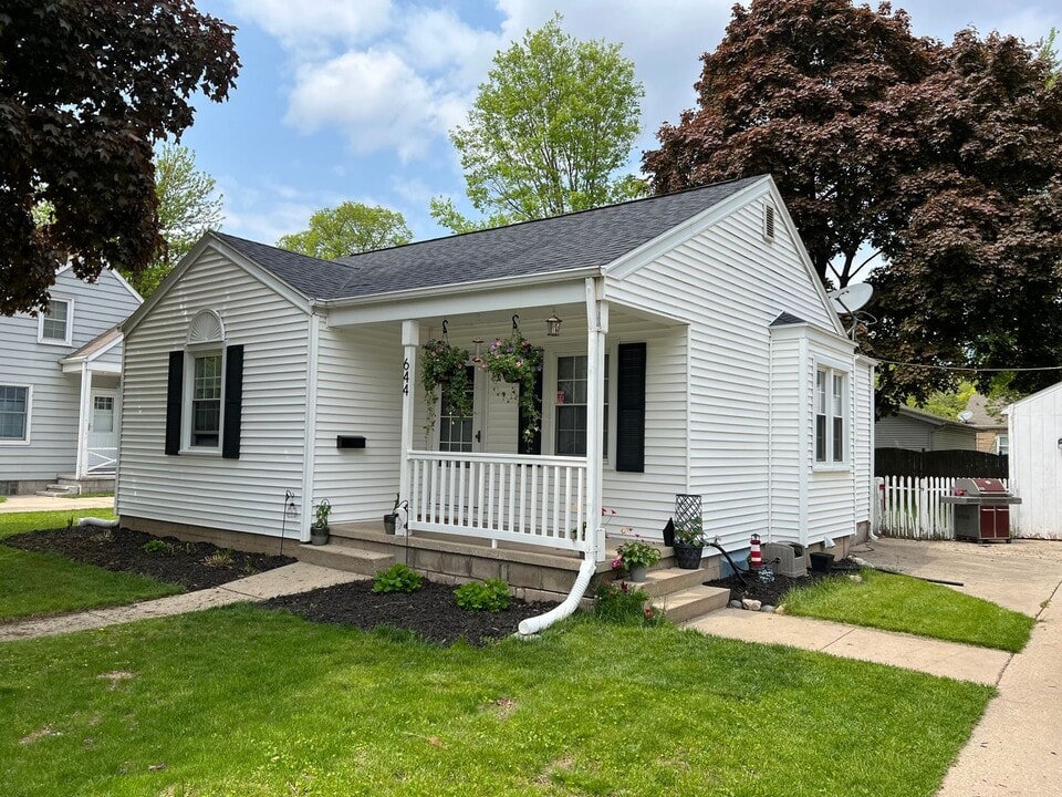 644 Hansen St in Neenah, WI - Building Photo