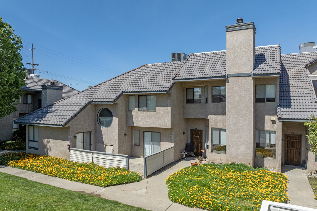 Oakbridge Condos in Hanford, CA - Building Photo