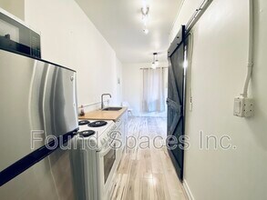 210 Wilson St in Hamilton, ON - Building Photo - Building Photo
