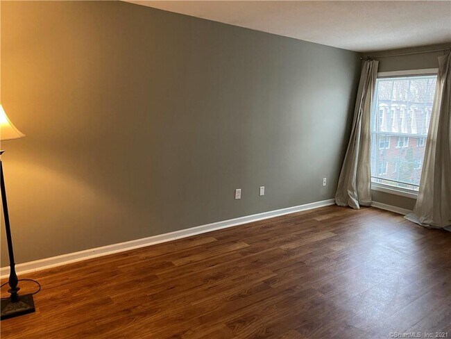 34 Padanaram Rd-Unit -316 in Danbury, CT - Building Photo - Building Photo