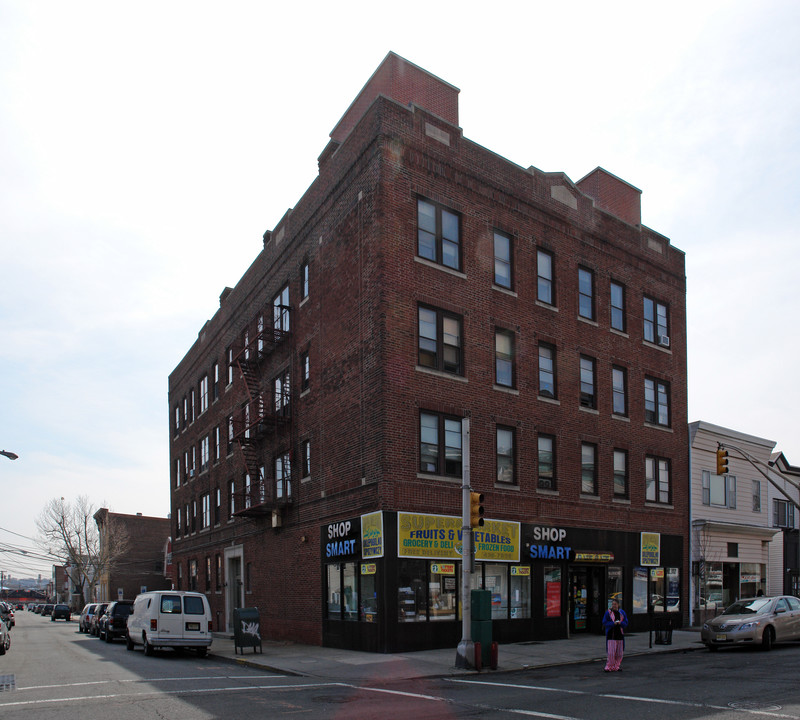 368-370 Broadway in Bayonne, NJ - Foto de edificio