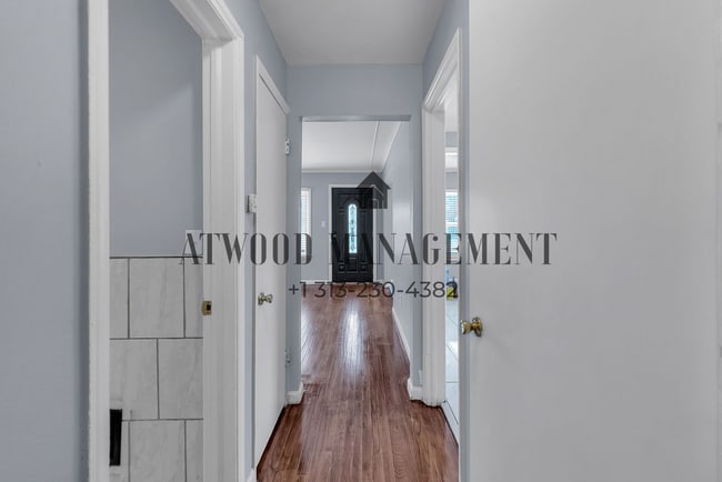 This beautifully updated 3-bedroom, 1-bath single-family home is ready for move-in! in Detroit, MI - Foto de edificio - Building Photo