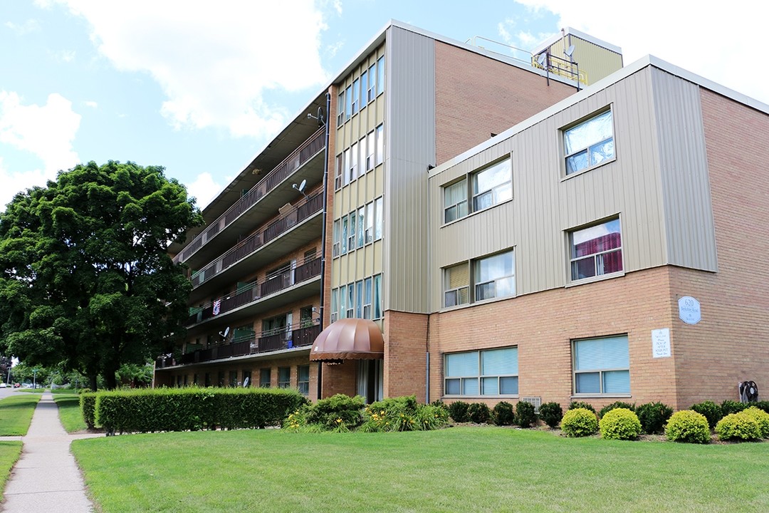 Bryn Mawr Apartments in Sarnia, ON - Building Photo