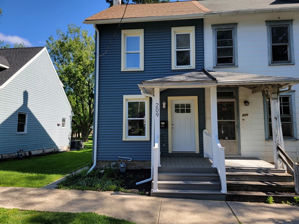 209 Leaman St in Lititz, PA - Building Photo