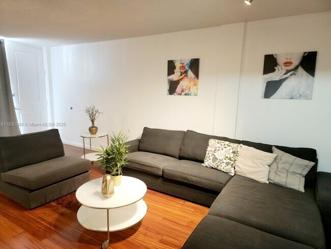 1100 Alton Rd in Miami Beach, FL - Building Photo - Building Photo