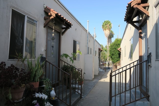 626 N Wilton Pl in Los Angeles, CA - Building Photo - Building Photo