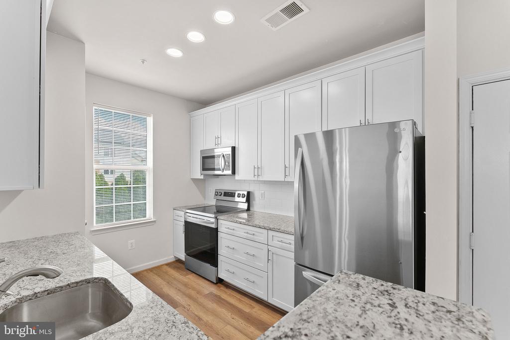 42470 Pennyroyal Sq in Brambleton, VA - Foto de edificio