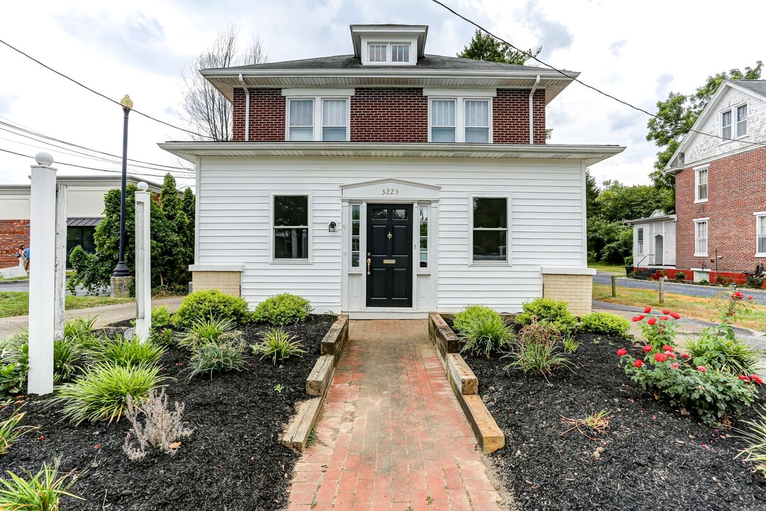 3223 Market St in Camp Hill, PA - Foto de edificio