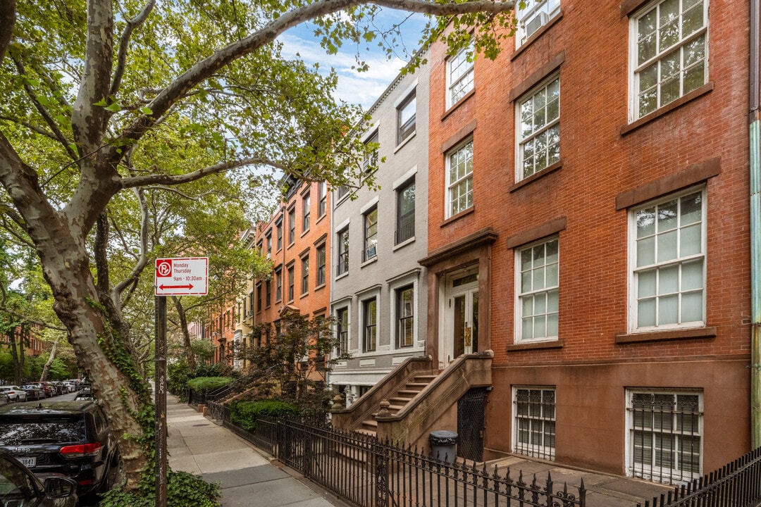 119 W 11th St in New York, NY - Building Photo