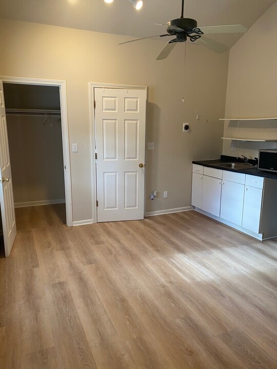 11 Smith Dr, Unit Apt. in Trumbull, CT - Building Photo