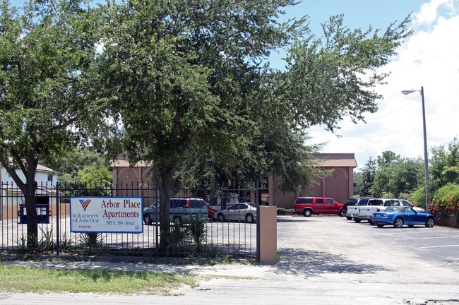 Arbor Place Apartments in Tampa, FL - Building Photo - Building Photo