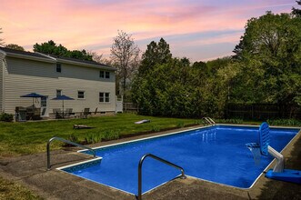 10 James Dr in Saratoga Springs, NY - Foto de edificio - Building Photo