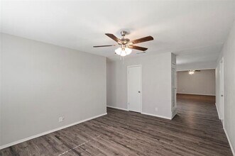 512 NW Hillery St in Burleson, TX - Foto de edificio - Building Photo
