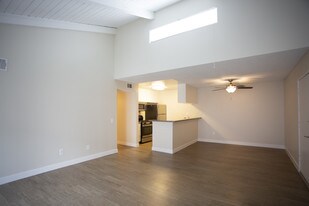 Tarzana Terraces in Tarzana, CA - Building Photo