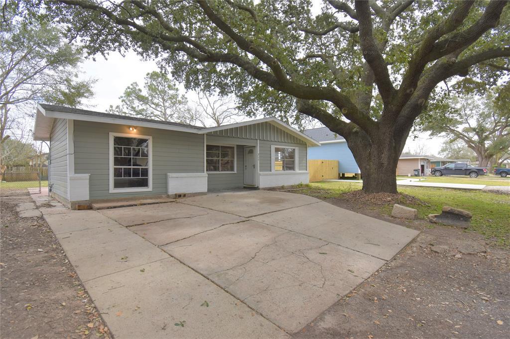 317 Cedar Dr in Hitchcock, TX - Building Photo