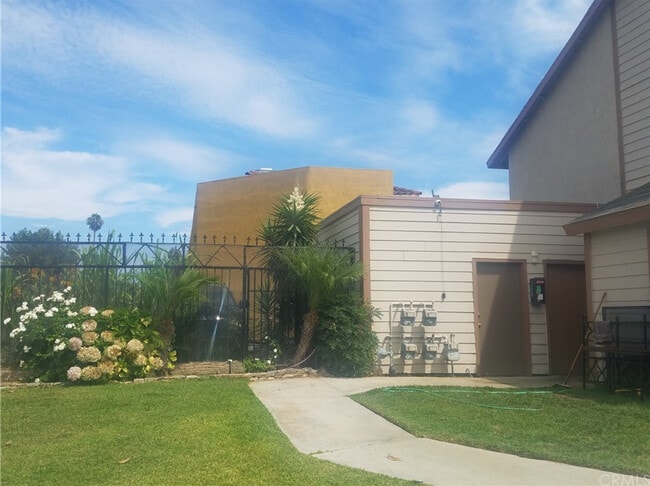 2600 W Porter Ave, Unit A in Fullerton, CA - Foto de edificio - Building Photo
