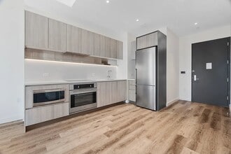 171 Chrystie St, Unit 10F in New York, NY - Building Photo - Building Photo