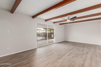9033 N 15th Dr in Phoenix, AZ - Foto de edificio - Building Photo