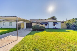 1304 Pugh Dr in Galena Park, TX - Foto de edificio - Building Photo