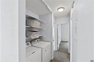 525 Burgoyne Rd in Charlottesville, VA - Foto de edificio - Building Photo