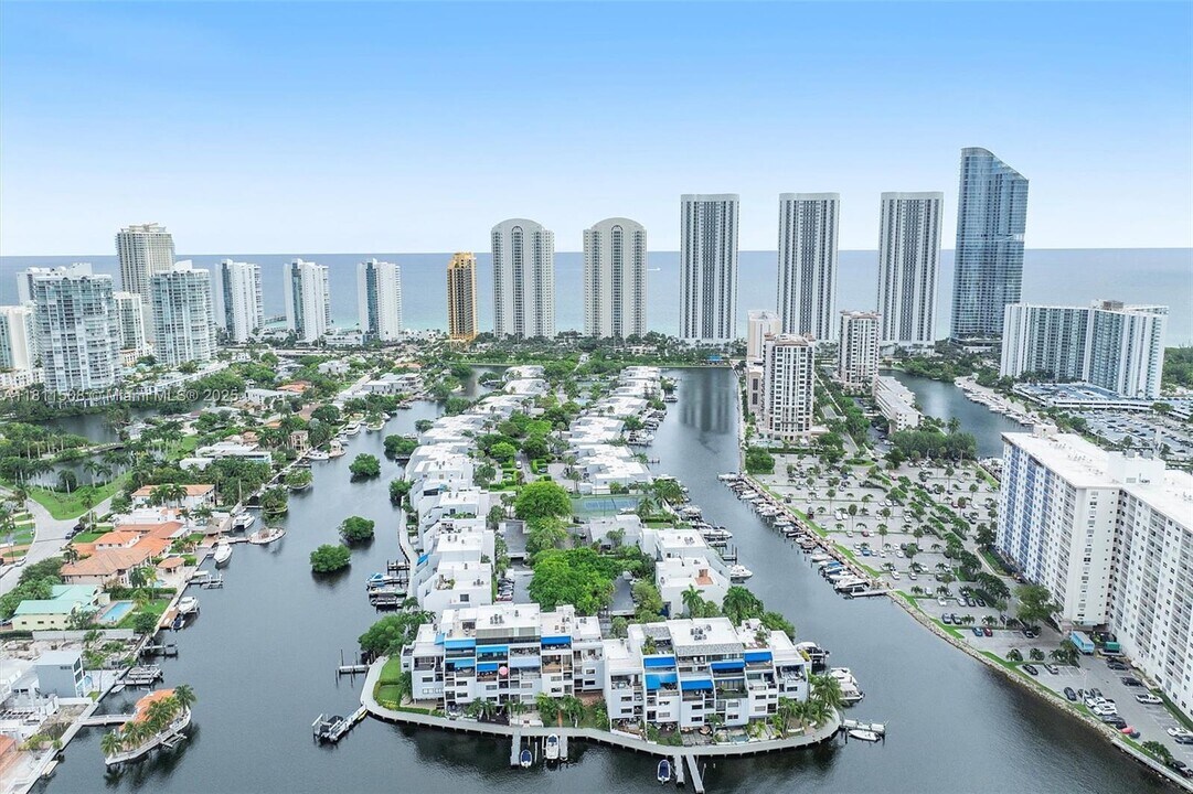 300 Poinciana Island Dr in Sunny Isles Beach, FL - Building Photo