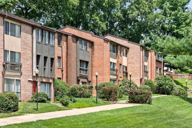 Vistas of Annandale in Annandale, VA - Foto de edificio - Building Photo