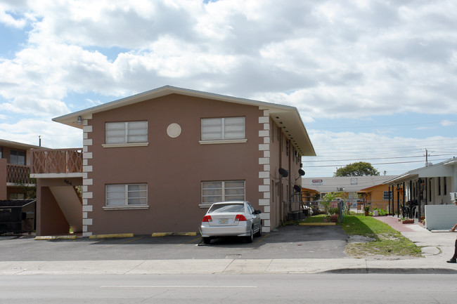 664 W 29th St in Hialeah, FL - Foto de edificio - Building Photo