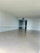 2333 Brickell Ave, Unit 1212 in Miami, FL - Foto de edificio - Building Photo