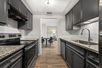 Bay House in Houston, TX - Foto de edificio - Building Photo