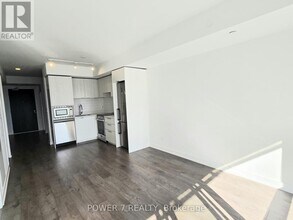 501 Yonge St in Toronto, ON - Building Photo - Building Photo