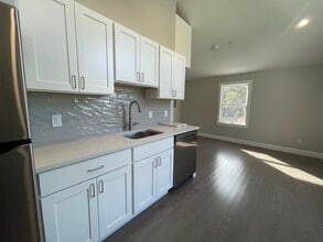 328 Bank in Harwich, MA - Foto de edificio - Interior Photo