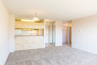 Le Jardin Apartments in Edmonton, AB - Building Photo - Building Photo