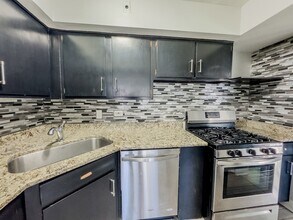 6947 S Jeffery Blvd, Unit 2E in Chicago, IL - Building Photo - Building Photo