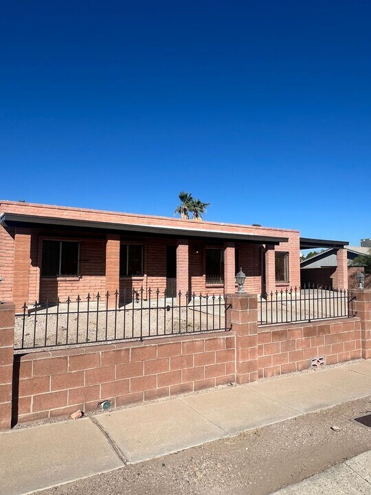2942 W Camino Bueno in Tucson, AZ - Building Photo
