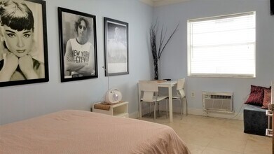 335 Ocean Dr in Miami Beach, FL - Foto de edificio - Building Photo