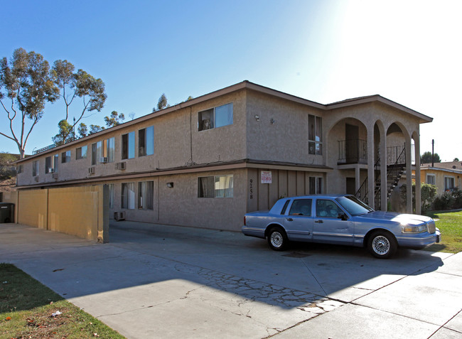 9258 Park St in Bellflower, CA - Foto de edificio - Building Photo