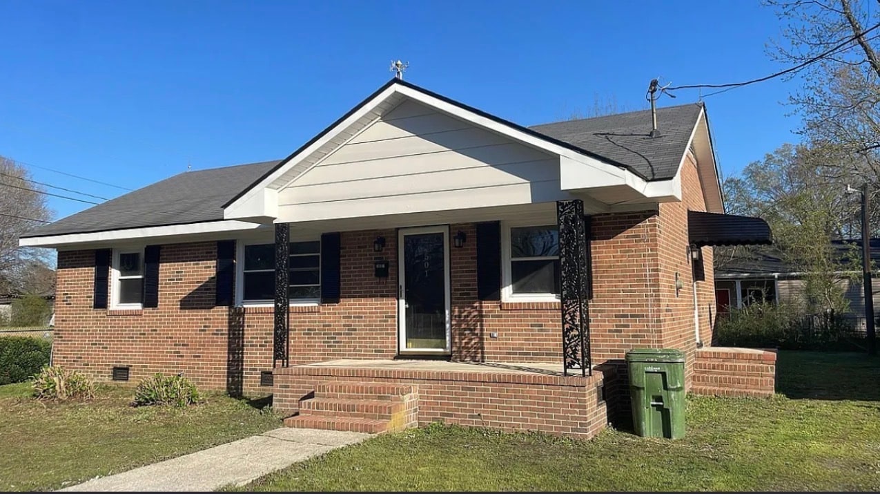 501 S Dennis St in Enfield, NC - Building Photo