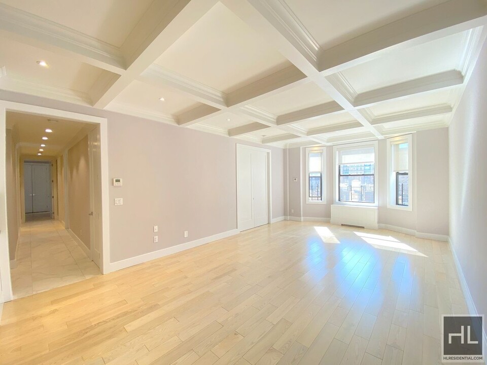 252 W 76th St in New York, NY - Building Photo