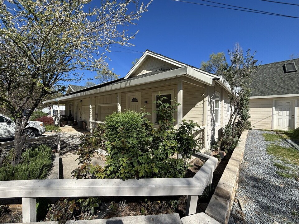 2005 Smith Flat Rd in Placerville, CA - Foto de edificio