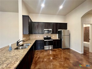 334 Emma Dr in New Braunfels, TX - Foto de edificio - Building Photo