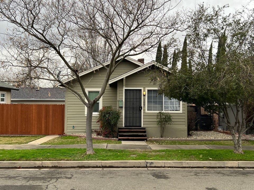 107 Los Vegas Ave in Roseville, CA - Building Photo