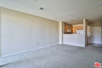 6400 Crescent Park E, Unit 302 in Los Angeles, CA - Building Photo - Building Photo